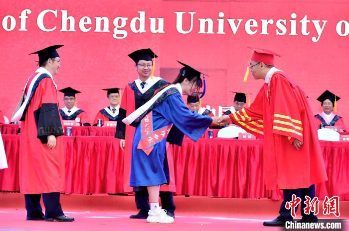 成都中医药大学党委书记寄语毕业生：人生没有捷径可走