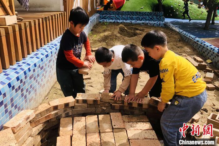 学生们正在建造“兵马俑博物馆”的地基。　西安国际陆港第一幼儿园供图