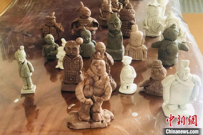萌娃们的“兵马俑”作品，憨态可掬，充满童趣。　西安国际陆港第一幼儿园供图