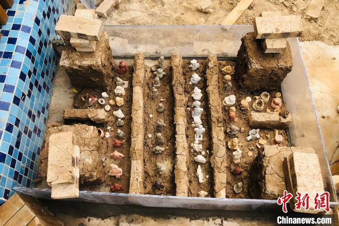 萌娃们捏制的“兵马俑”作品在地坑里展览。　西安国际陆港第一幼儿园供图