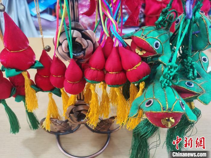 图为胜芳古镇的各种布艺葫芦，谐音取“福禄”寓意，深受游客喜爱。　邢亚南 摄