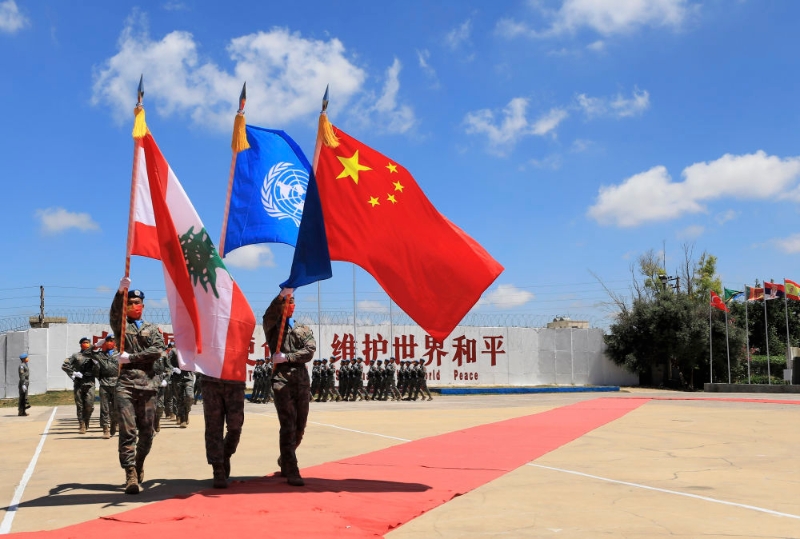 2022年7月1日，在黎巴嫩南部辛尼亚村的中国维和部队营区，中国维和部队官兵在受勋后通过观礼台。（图源：新华网）