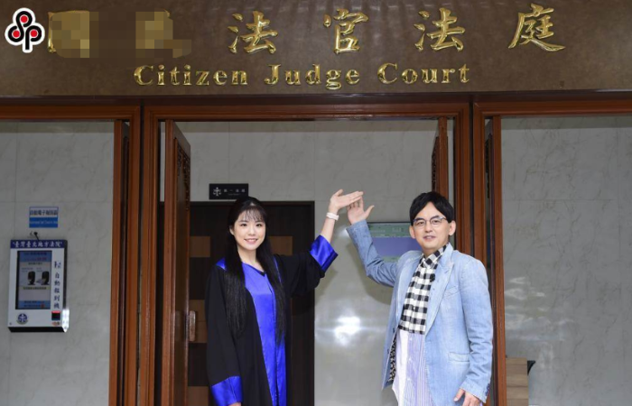 黄子佼（右）和法官欧阳仪出席司法院国民法官开箱影片记者会