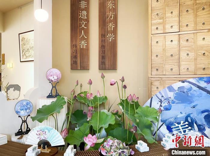 第三届香·扇书画精品展在扬州开展感受夏季的热烈与美好