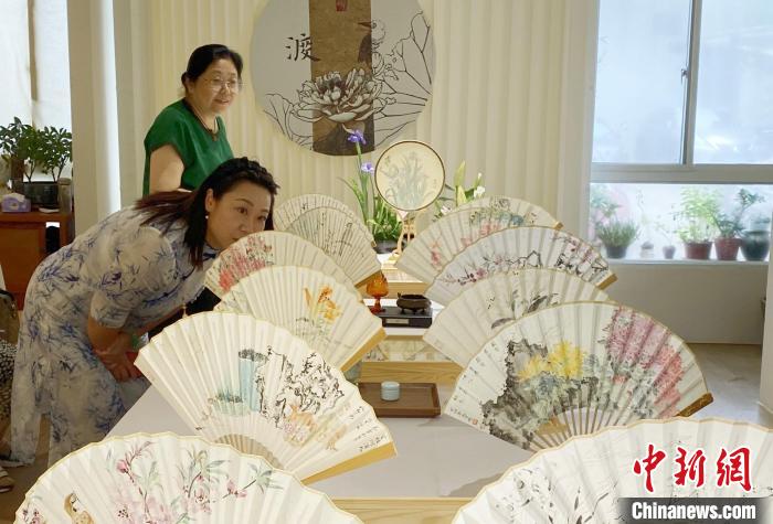 香·扇书画精品展为民众带来一场视觉和嗅觉的盛宴。　崔佳明 摄