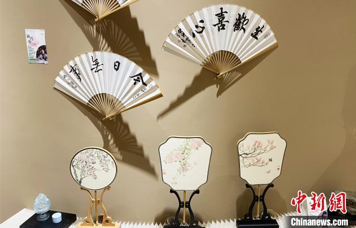 艺术家以荷花为线索，展示他们在这个荷花盛开的季节里，对夏季旺盛生命的敬意和对艺术的炙热追求。　崔佳明 摄