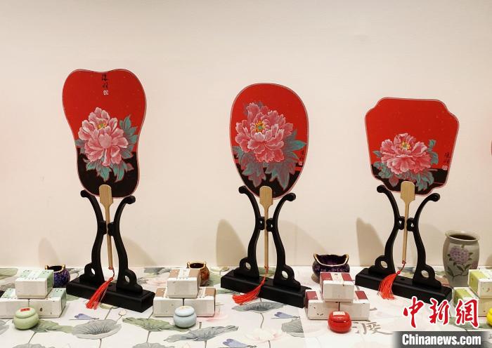以荷花为主题的扇画，象征着高尚、清廉、吉祥如意。　崔佳明 摄