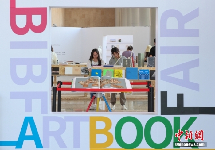 读者在艺术类图书展区阅读。中新社记者 贾天勇 摄