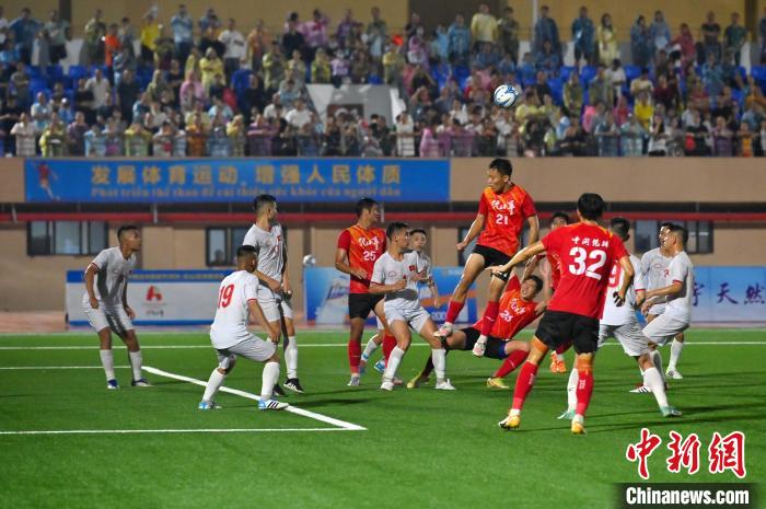 中国凭祥队球员(红)与越南谅山队球员争抢头球。　俞靖 摄