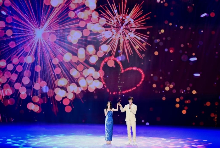 6月17日，台湾歌手陈立农（右）和大陆歌手单依纯携手演唱论坛主题歌《我们相信》。（图源：新华网）