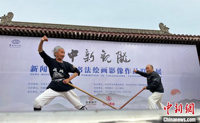 甘肃平凉：崆峒山下的“神雕侠侣”