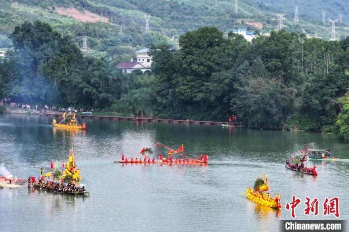 图为民众参加龙舟竞赛。(无人机图片) 黄勇丹 　摄