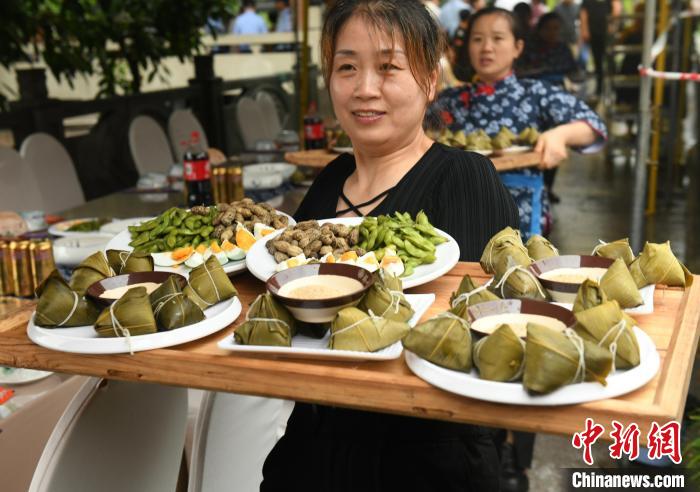 图为服务员正在将粽子送上餐桌。　周毅 摄