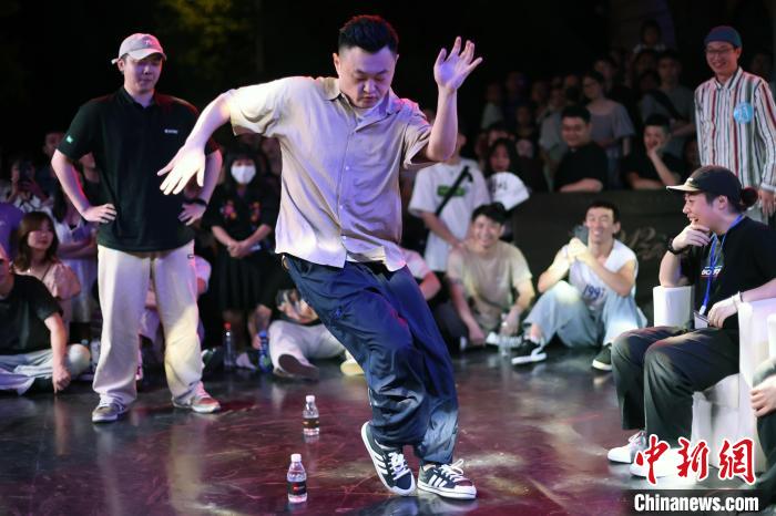 参赛选手在比赛中释放自我。　泱波 摄