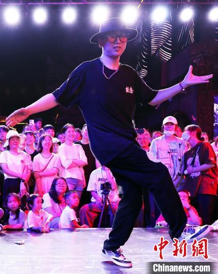 晋级赛选手在比赛中。　泱波 摄