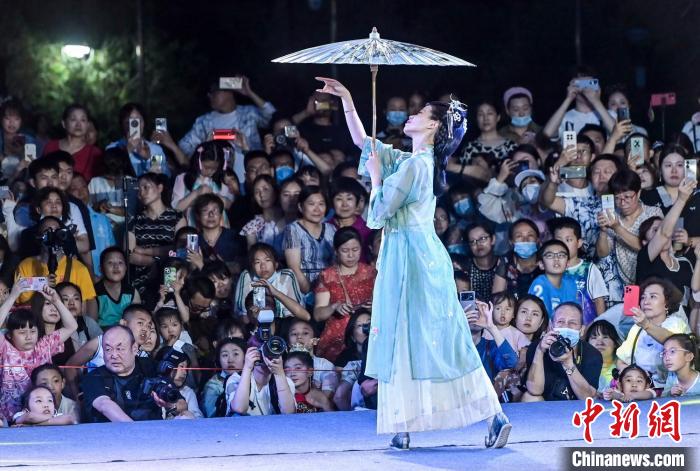 展示从秦汉时期到明朝时期，中华传统妆容、服饰体系的演变过程及时代特征。　刘新 　摄
