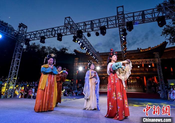 展示从秦汉时期到明朝时期，中华传统妆容、服饰体系的演变过程及时代特征。　刘新 　摄