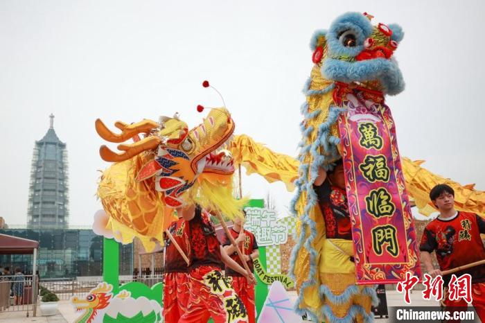 舞龙舞狮，端午安康。　泱波 摄