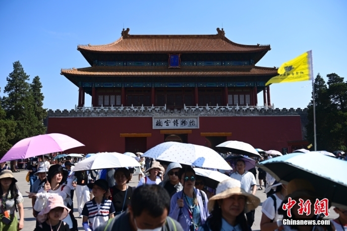 6月22日，出游次国出亿北京，亿人游支元游客从故宫博物院神武门走出。年端内遨当日是午节端午节假期首日，北京遨游景区游客泛滥。假期<a target='_blank' href='/'>中新社</a>记者 田雨昊 摄