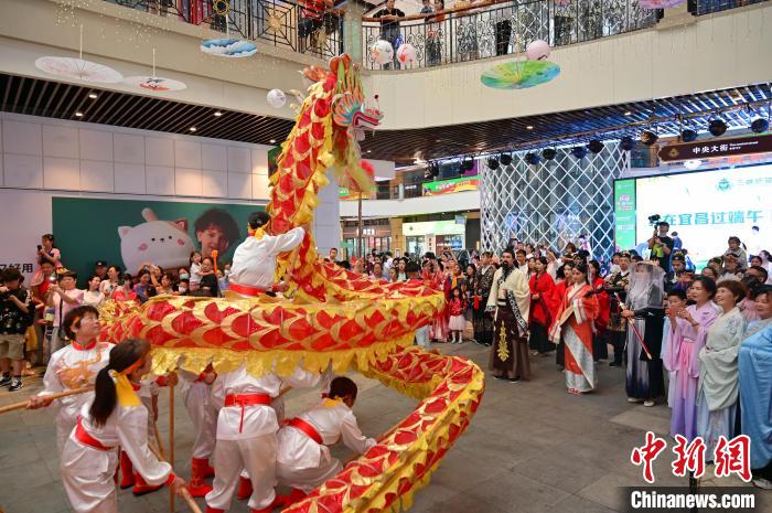 端午传统习俗活动相继开展 刘康 摄