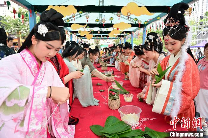 市民体验包粽子弘扬传承屈原文化 刘康 摄