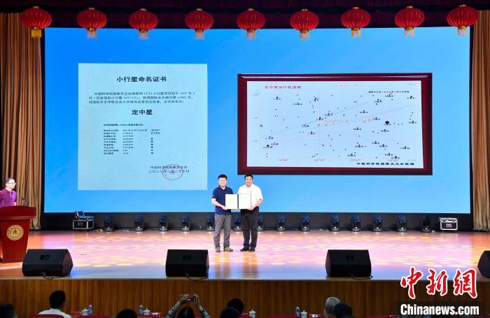 中国科学院国家天文台副台长刘继峰为定州中学授予证书。　曹立峰 摄