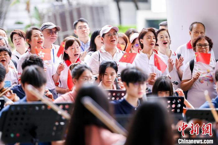 香港举行快闪音乐会庆祝香港回归26周年