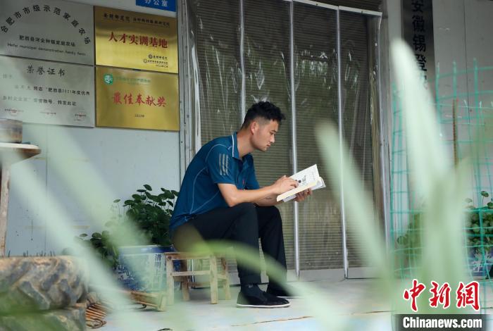 潘军杰利用闲暇时间学习充电。　陈家乐 摄