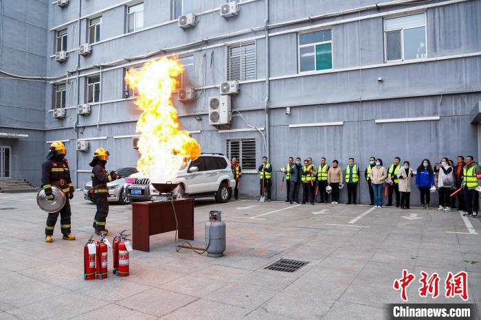 资料图片。图为山西晋中消防员演示液化气罐持续加热导致油锅起火的扑救方法。　赵子墨 摄