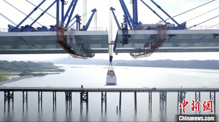 世界在建最大公轨两用三塔斜拉桥——四川泸州长江六桥合龙