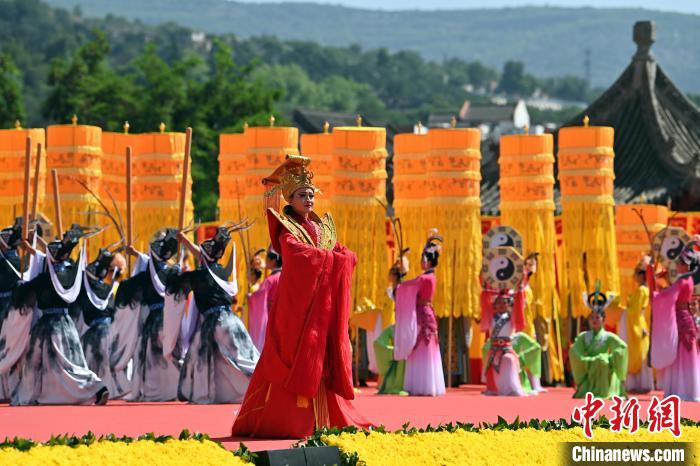 6月22日，“2023(癸卯)年公祭中华人文始祖伏羲大典”在甘肃省天水市举办。   图片来源：中新网