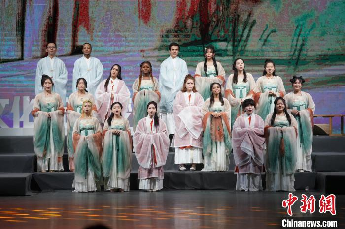 北京语言大学中外学生艺术团合唱《书湖阴先生壁》 中国教育电视台《新歌来啦》栏目组供图