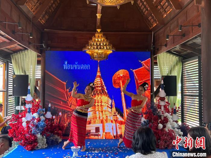 图为活动现场的泰国传统歌舞表演。　熊佳欣 摄
