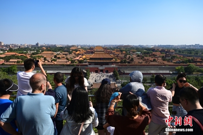 6月22日，北京，游客在景山公园游览、拍照。当日是端午节假期首日，北京旅游景区游客众多。<a target='_blank' href='/'>中新社</a>记者 田雨昊 摄