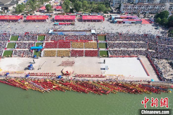 各地数十万游客涌入沅陵，共赏传统龙舟竞渡盛宴。　杨华峰 摄