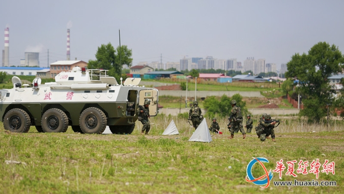 图15：迅速下车  李建军摄_副本