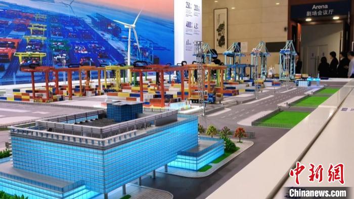 图为第十四届夏季达沃斯论坛设置的天津港智慧零碳集装箱码头沙盘。　周亚强 摄