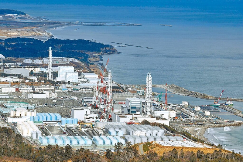 日本政府決定，福島第一核電站核污水經過濾並稀釋後，將排入大海。圖為福島第一核電站和核污水儲水罐。(新華社).jpg