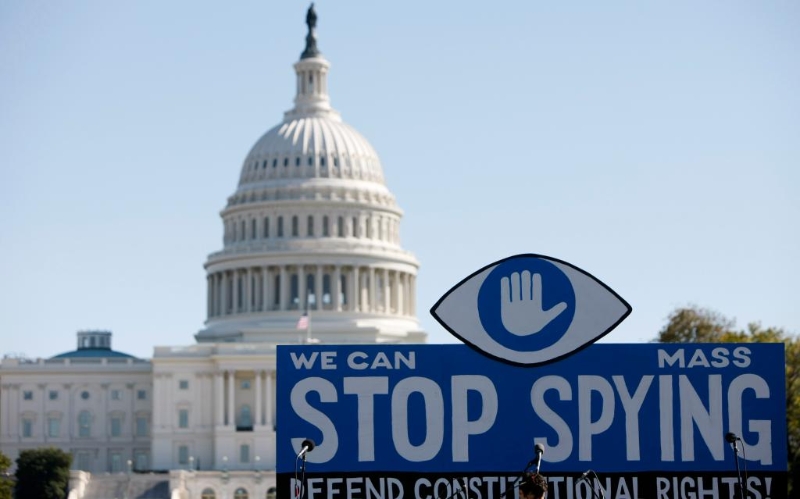2013年10月26日，在美国首都华盛顿，一块反监控的大型标语牌竖立在国会大厦前。（图源：新华社）