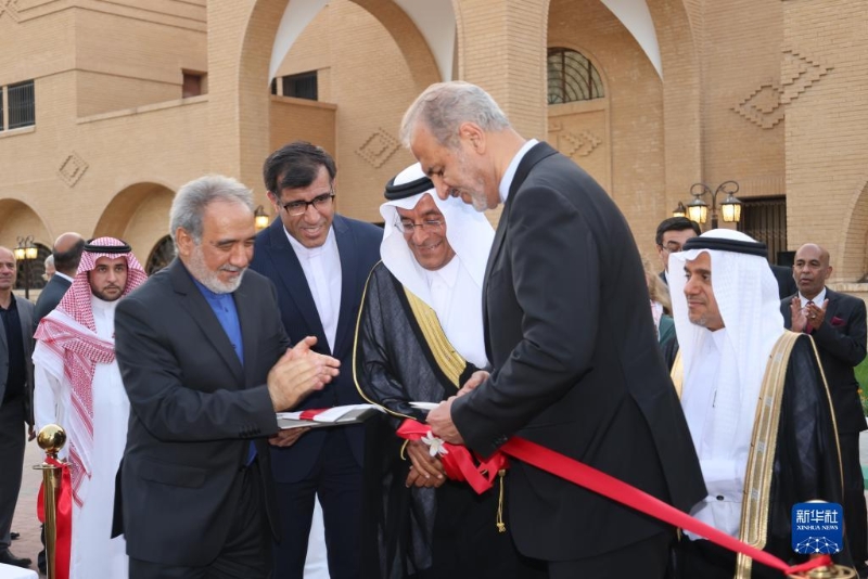 6月6日，在沙特阿拉伯利雅得，伊朗副外长比格德利（前）、沙特副外交大臣优素福（中）等出席伊朗驻沙特阿拉伯大使馆复馆仪式。（图源：新华社）