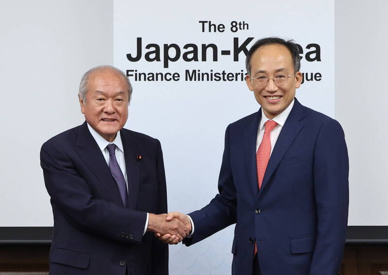 日本财务大臣铃木俊一（左）与韩国副总理兼企划财政部长官秋庆镐。（图源：欧新社）