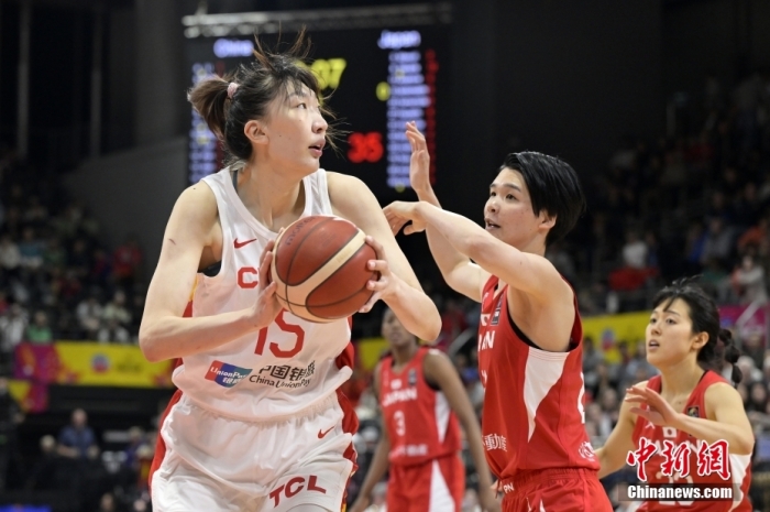 北京时间7月2日，中国女篮在2023女篮亚洲杯决赛中以73:71击败卫冕冠军日本队，时隔12年后重获亚洲杯冠军。图为中国队韩旭(白衣15号)在比赛中。图/视觉中国