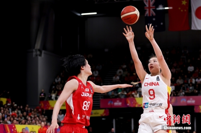 北京时间7月2日，中国女篮在2023女篮亚洲杯决赛中以73:71击败卫冕冠军日本队，时隔12年后重获亚洲杯冠军。图为中国队李梦(白衣9号)投篮。图/视觉中国