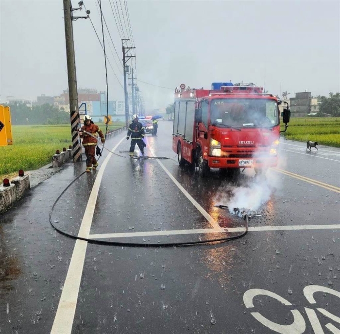 桃园平镇一处电线2日下午遭雷击，断裂掉落路面起火