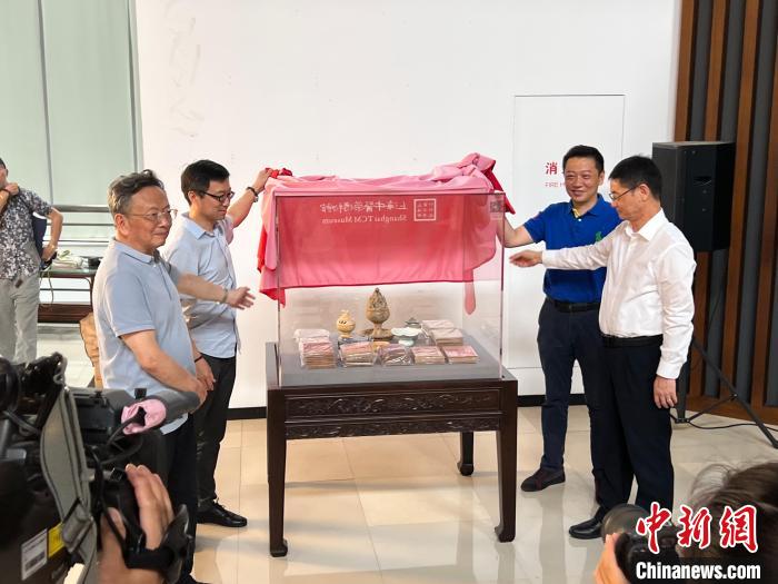 6件與中醫藥相關的瓷器同日被捐贈給上海中醫藥博物館。　謝文一供圖