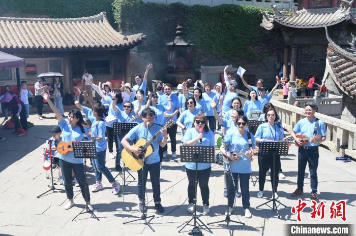 歌声在湄洲妈祖祖庙天后宫前广场响起。　 高亚成 摄