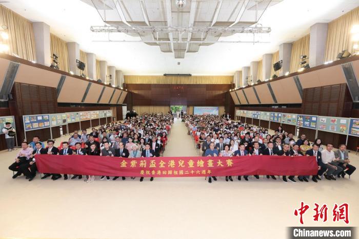 颁奖礼大合影。　主办方 摄