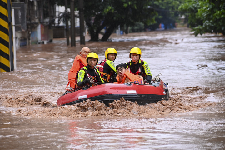 强降雨导致四川46.1万人受灾 重庆多条河流泛起超警超保急流