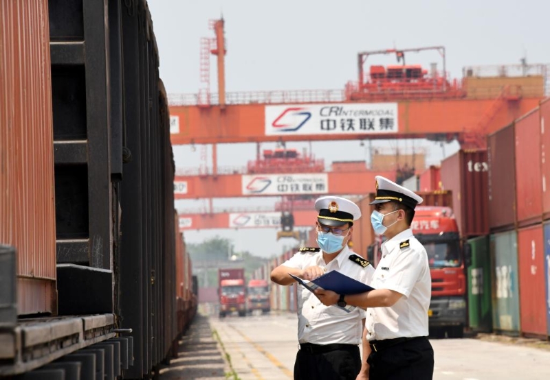 6月1日，青岛海关工作人员在上合示范区多式联运中心内查验“上合快线”国际班列。