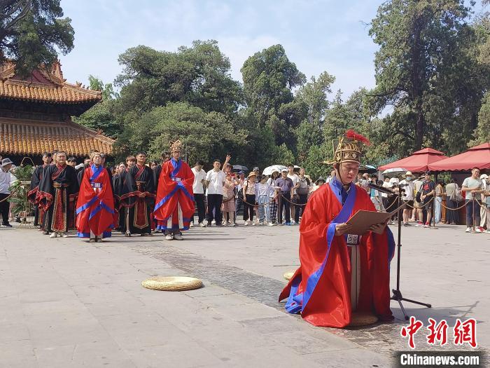 图为两岸青年体验祭孔仪式。　杨殿威 摄